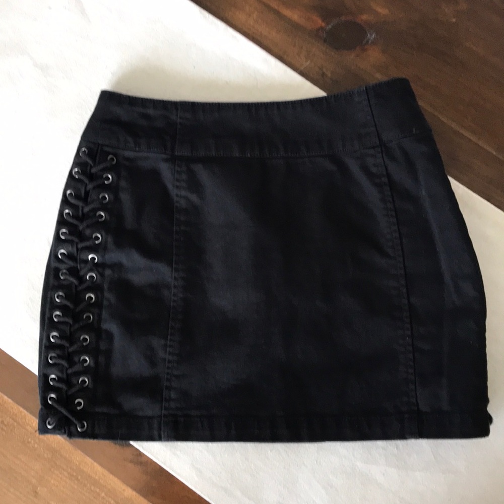 🖤H&M high waisted black lace up mini skirt